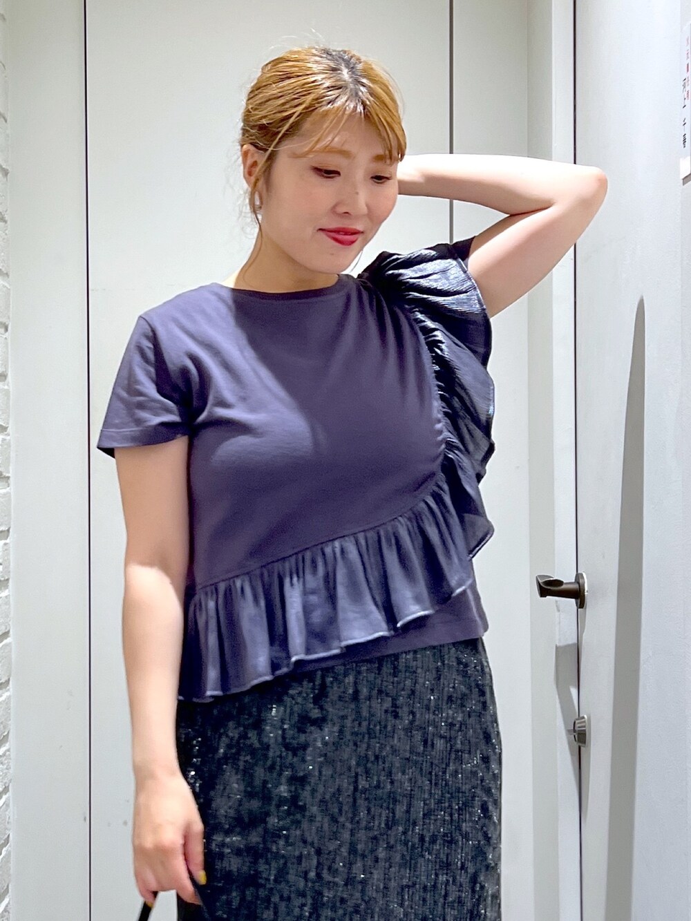 ブラック系のスカート、グレー系のTシャツ/カットソー、ブラック系のサンダルを着用したレディースの夏コーディネートの5枚目の写真