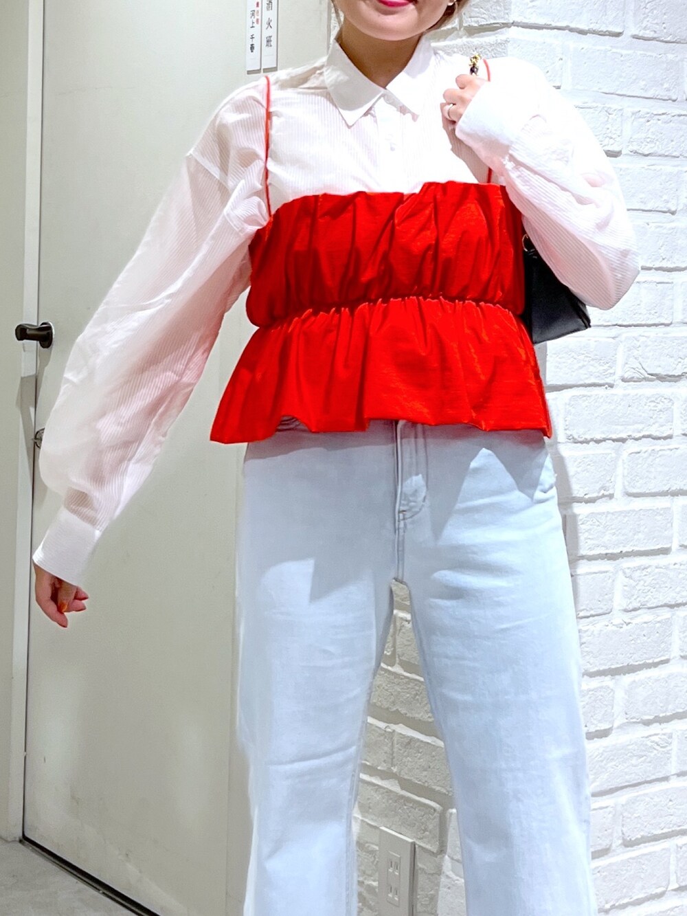 ブルー系のデニムパンツ、ブラック系のサンダル、レッド系のシャツ/ブラウスを着用したレディースの夏コーディネートの7枚目の写真