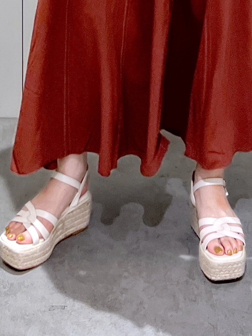 ブラウン系のワンピース、ベージュ系のトートバッグ、ホワイト系のサンダルを着用したレディースの夏コーディネートの8枚目の写真