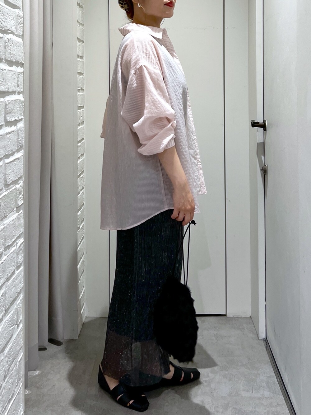 ブラック系のスカート、ピンク系のシャツ/ブラウス、ブラック系のタンクトップを着用したレディースの夏コーディネートの8枚目の写真