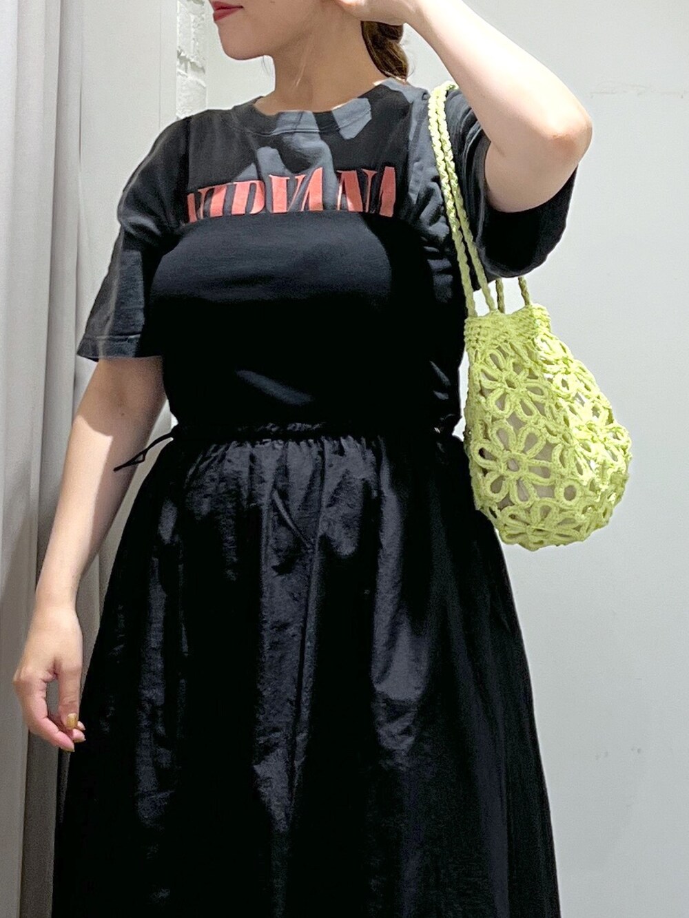 ブラック系のワンピース、ブラック系のTシャツ/カットソー、グリーン系のかごバッグを着用したレディースの夏コーディネートの7枚目の写真