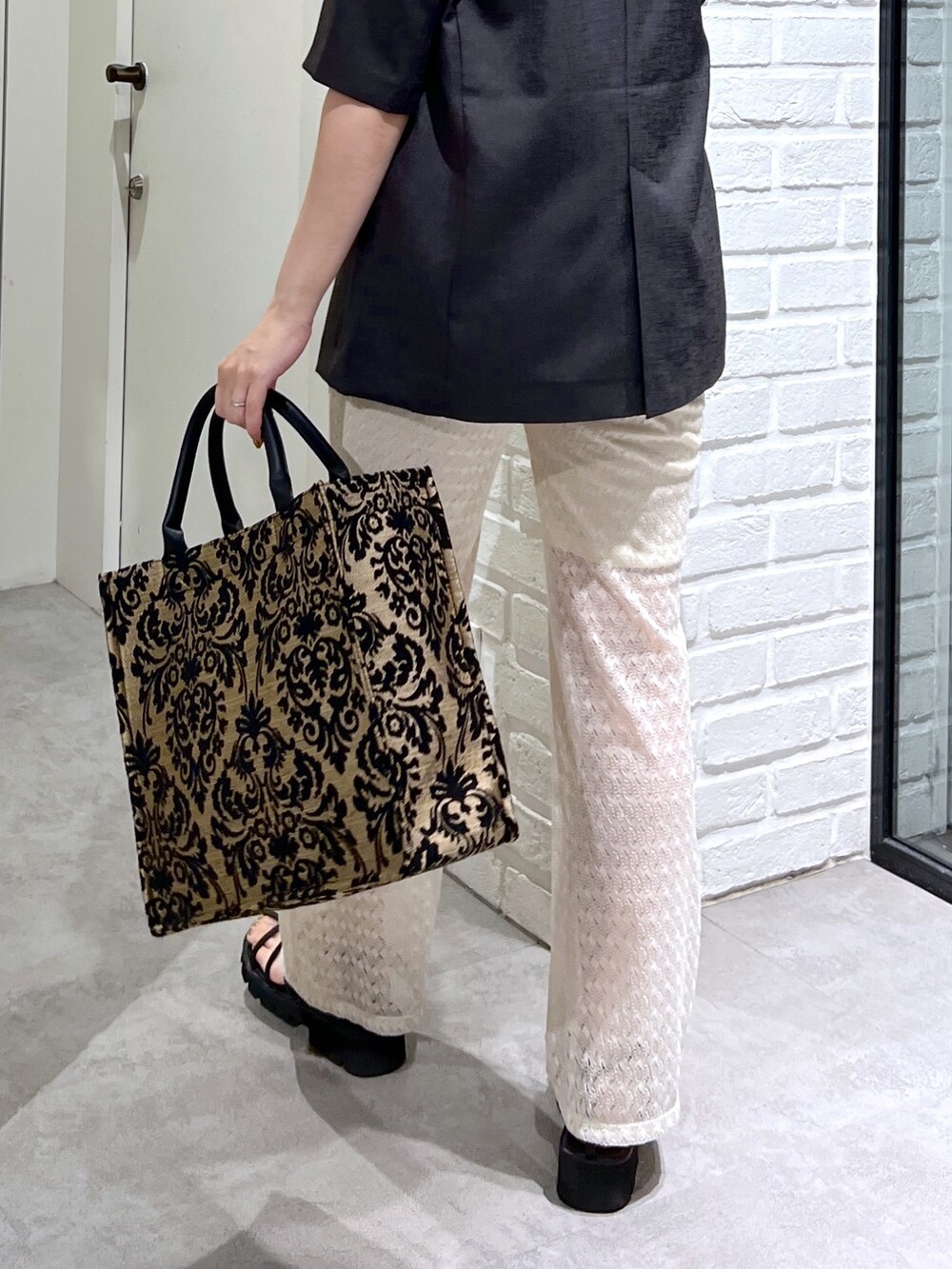 ホワイト系のその他パンツ、グレー系のノーカラージャケット、ブラック系のタンクトップを着用したレディースの夏コーディネートの7枚目の写真