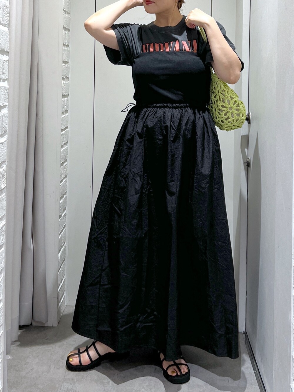 ブラック系のワンピース、ブラック系のTシャツ/カットソー、グリーン系のかごバッグを着用したレディースの夏コーディネートの5枚目の写真