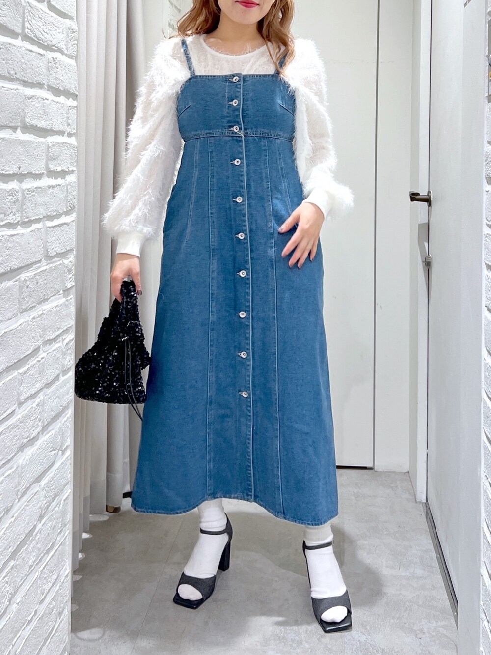 ブルー系のワンピース、ブラック系のサンダル、ブラック系のハンドバッグを着用したレディースの春コーディネートの4枚目の写真