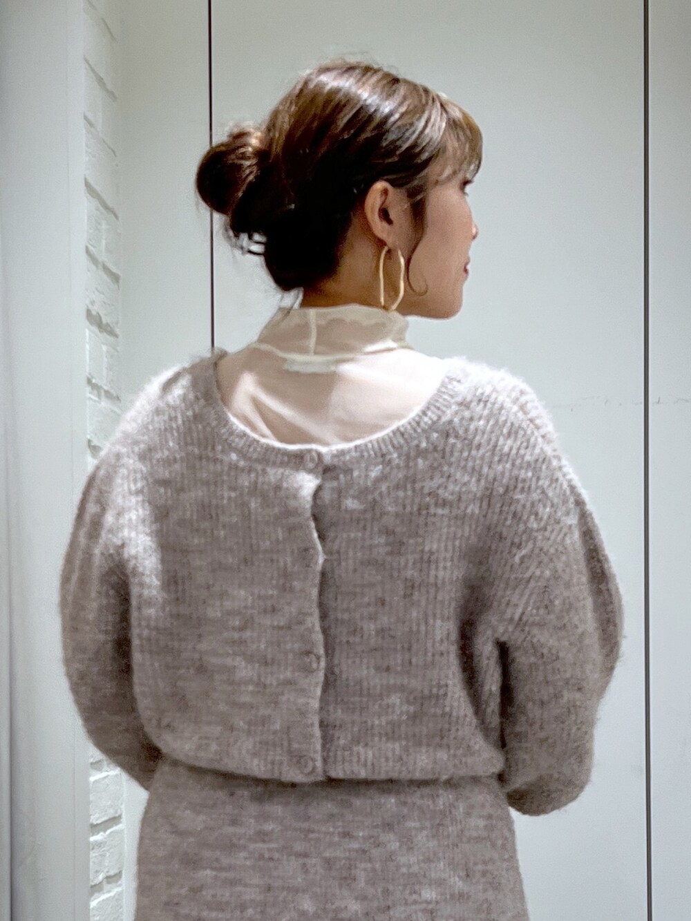 ベージュ系のスカート、ベージュ系のニット/セーター、ベージュ系のバッグを着用したレディースの冬コーディネートの7枚目の写真