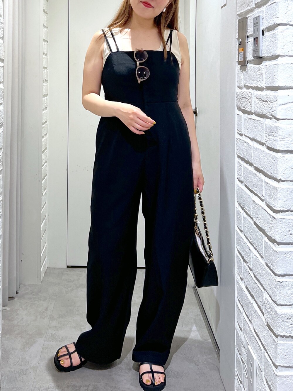 ブラック系のつなぎ/オールインワン、ピンク系のシャツ/ブラウス、ホワイト系のタンクトップを着用したレディースの夏コーディネートの6枚目の写真