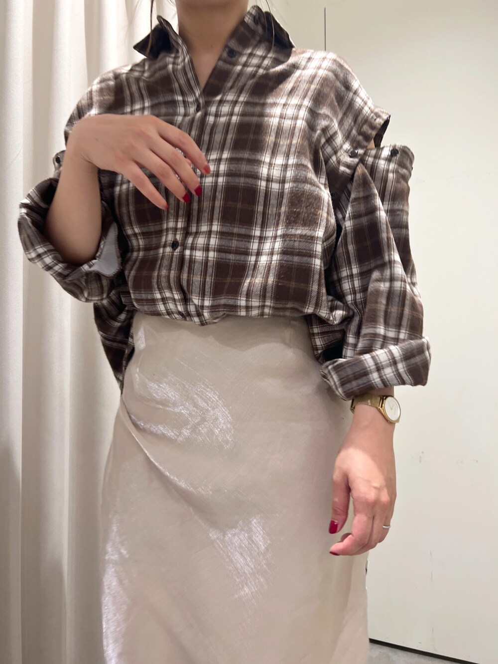 ベージュ系のスカート、ブラウン系のシャツ/ブラウス、ホワイト系のブーツを着用したレディースの秋コーディネートの2枚目の写真