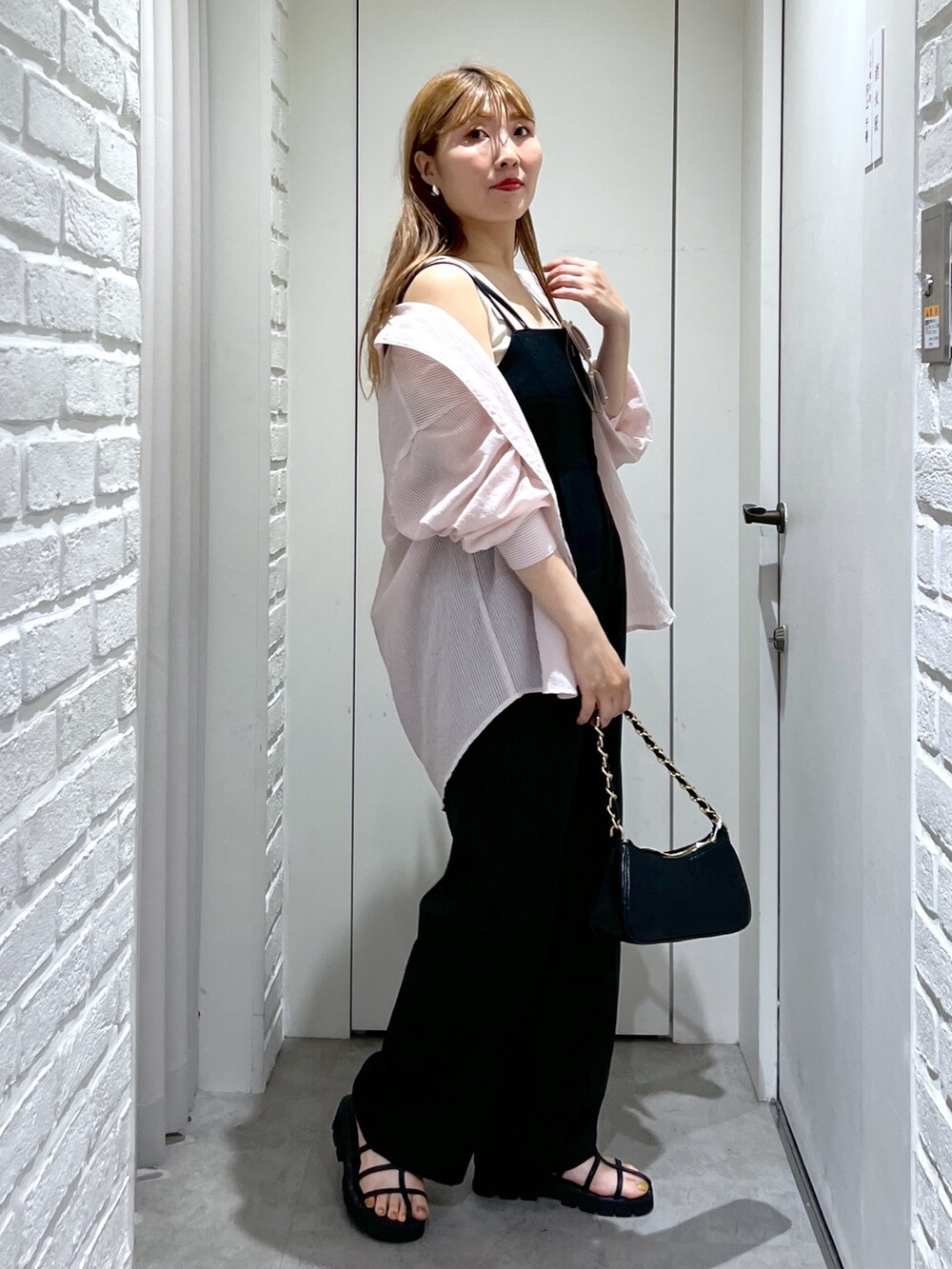 ブラック系のつなぎ/オールインワン、ピンク系のシャツ/ブラウス、ホワイト系のタンクトップを着用したレディースの夏コーディネートの2枚目の写真