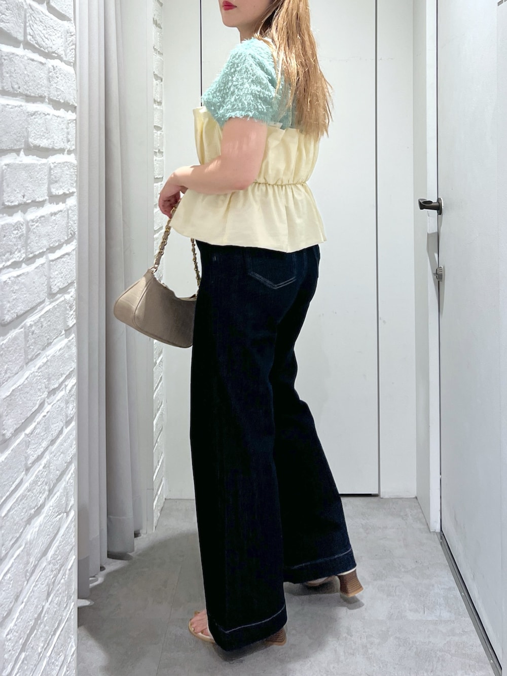 ブルー系のデニムパンツ、ベージュ系のトートバッグ、ホワイト系のシャツ/ブラウスを着用したレディースの夏コーディネートの6枚目の写真