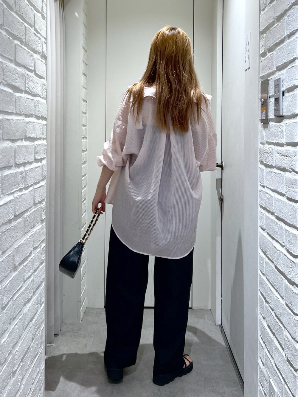 ブラック系のつなぎ/オールインワン、ピンク系のシャツ/ブラウス、ホワイト系のタンクトップを着用したレディースの夏コーディネートの5枚目の写真