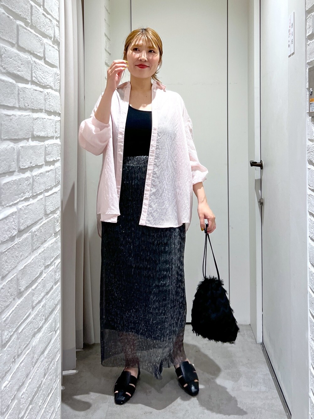 ブラック系のスカート、ピンク系のシャツ/ブラウス、ブラック系のタンクトップを着用したレディースの夏コーディネートの5枚目の写真