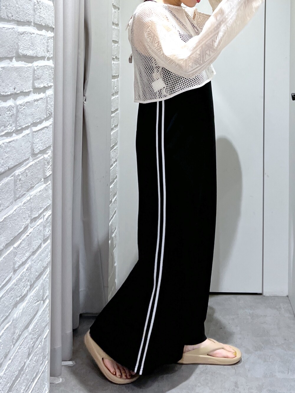 ブラック系のワンピース、ホワイト系のカーディガン/ボレロ、ブラック系のトートバッグを着用したレディースの夏コーディネートの10枚目の写真