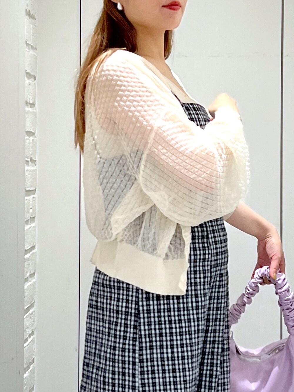 パープル系のハンドバッグ、ブラック系のサンダル、ホワイト系のカーディガン/ボレロを着用したレディースの夏コーディネートの10枚目の写真