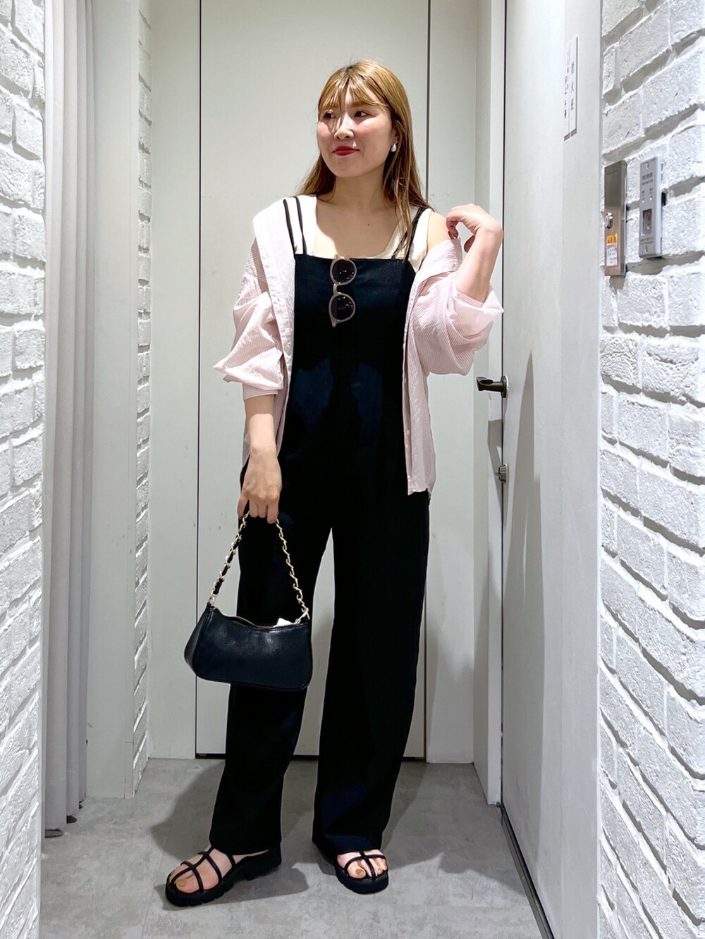 ブラック系のつなぎ/オールインワン、ピンク系のシャツ/ブラウス、ホワイト系のタンクトップを着用したレディースの夏コーディネートの3枚目の写真