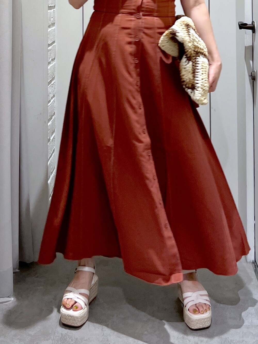 ブラウン系のワンピース、ベージュ系のトートバッグ、ホワイト系のサンダルを着用したレディースの夏コーディネートの7枚目の写真