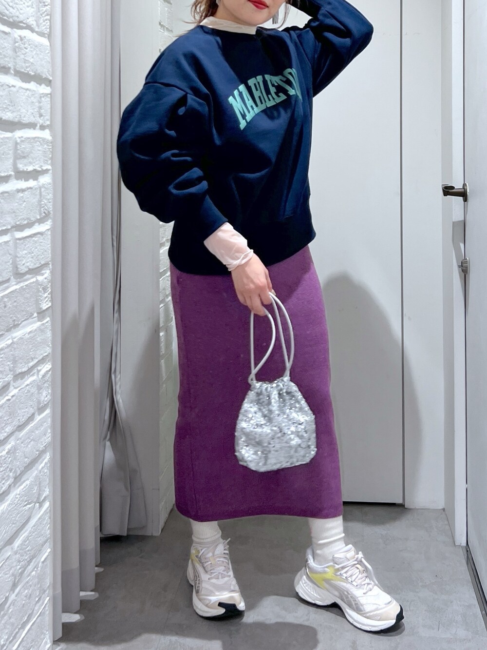 パープル系のスカート、ブルー系のスウェット、ブルー系のスウェットを着用したレディースの冬コーディネートの5枚目の写真