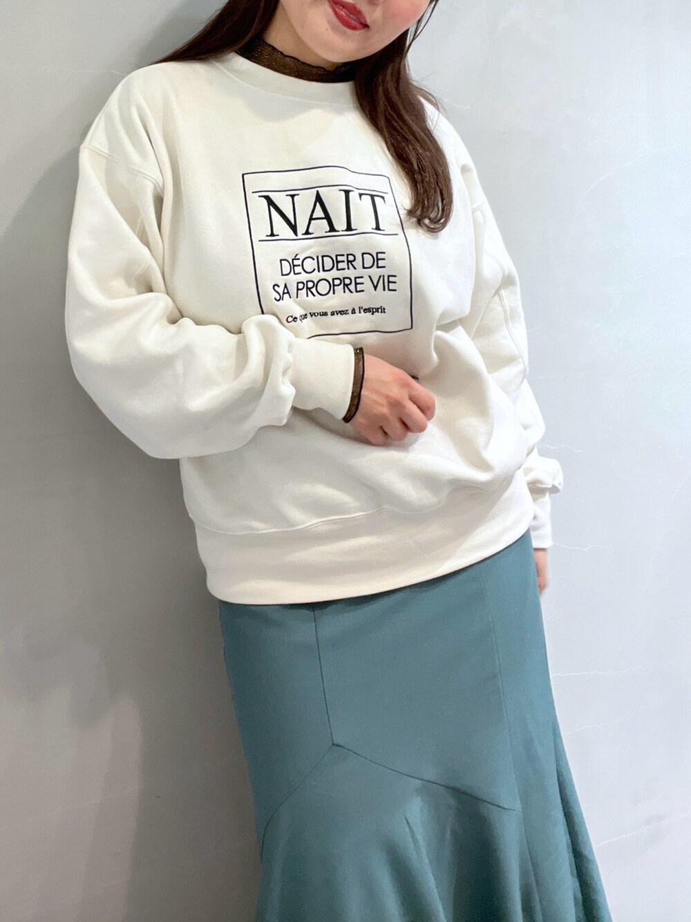 ブラック系のハンドバッグ、ブラック系のTシャツ/カットソー、ホワイト系のスウェットを着用したレディースの冬コーディネートの5枚目の写真