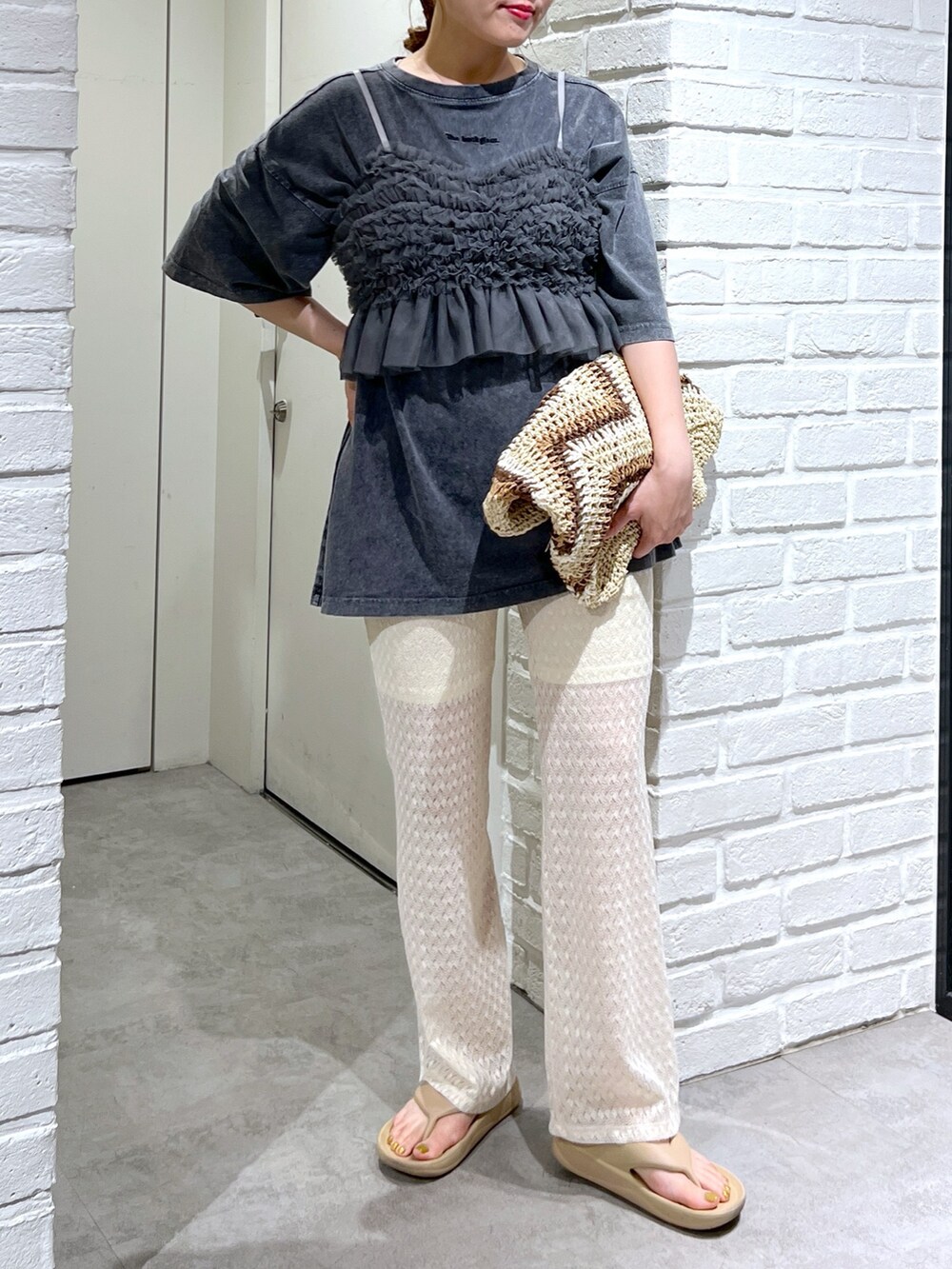 ブラック系のTシャツ/カットソー、ホワイト系のその他パンツ、ベージュ系のサンダルを着用したレディースの夏コーディネートの5枚目の写真