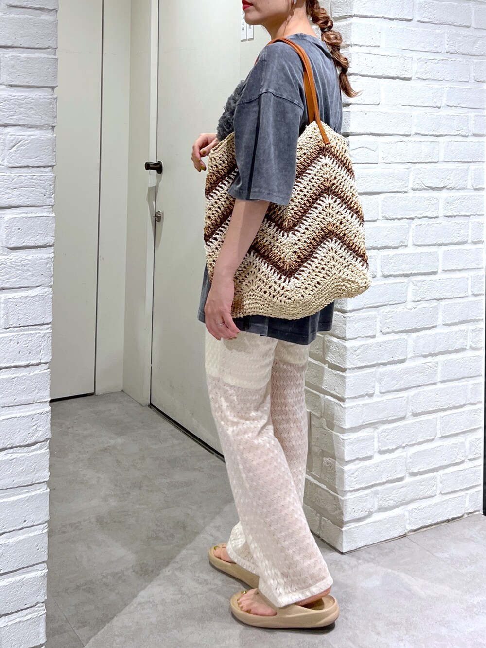 ブラック系のTシャツ/カットソー、ホワイト系のその他パンツ、ベージュ系のサンダルを着用したレディースの夏コーディネートの7枚目の写真