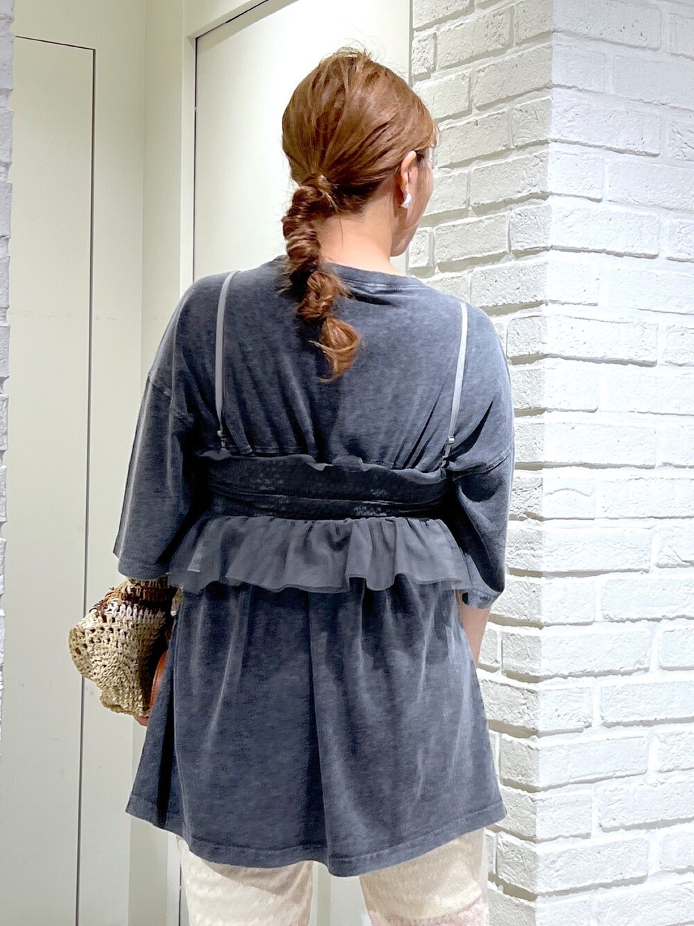 ブラック系のTシャツ/カットソー、ホワイト系のその他パンツ、ベージュ系のサンダルを着用したレディースの夏コーディネートの9枚目の写真