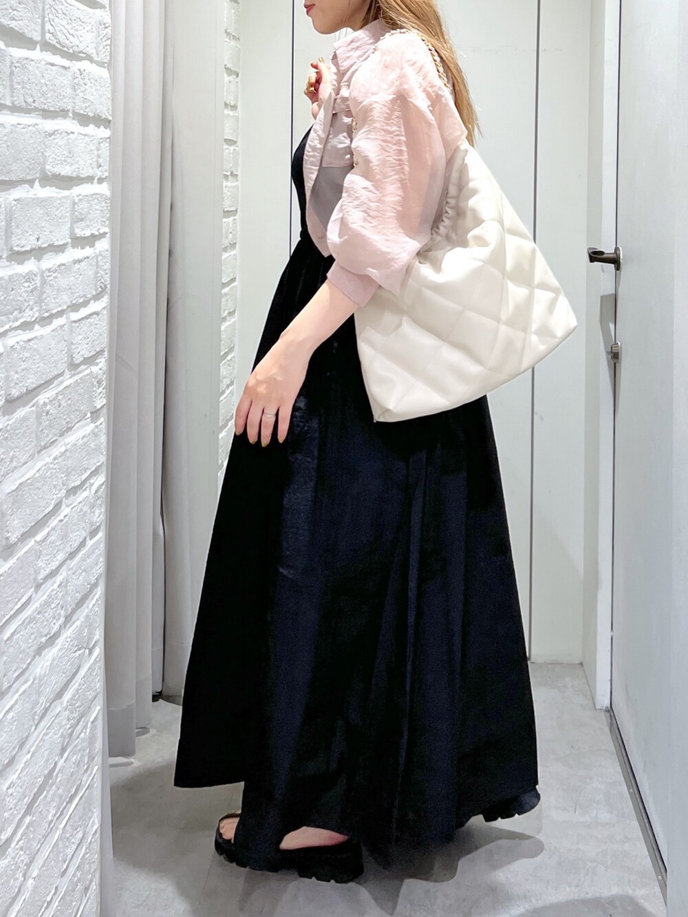 ブラック系のワンピース、ホワイト系のトートバッグ、ピンク系のシャツ/ブラウスを着用したレディースの夏コーディネートの8枚目の写真