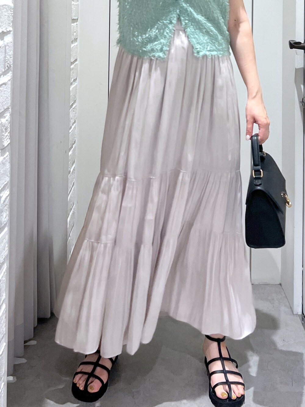 ホワイト系のスカート、グリーン系のシャツ/ブラウス、ブラック系のショルダーバッグを着用したレディースの夏コーディネートの7枚目の写真