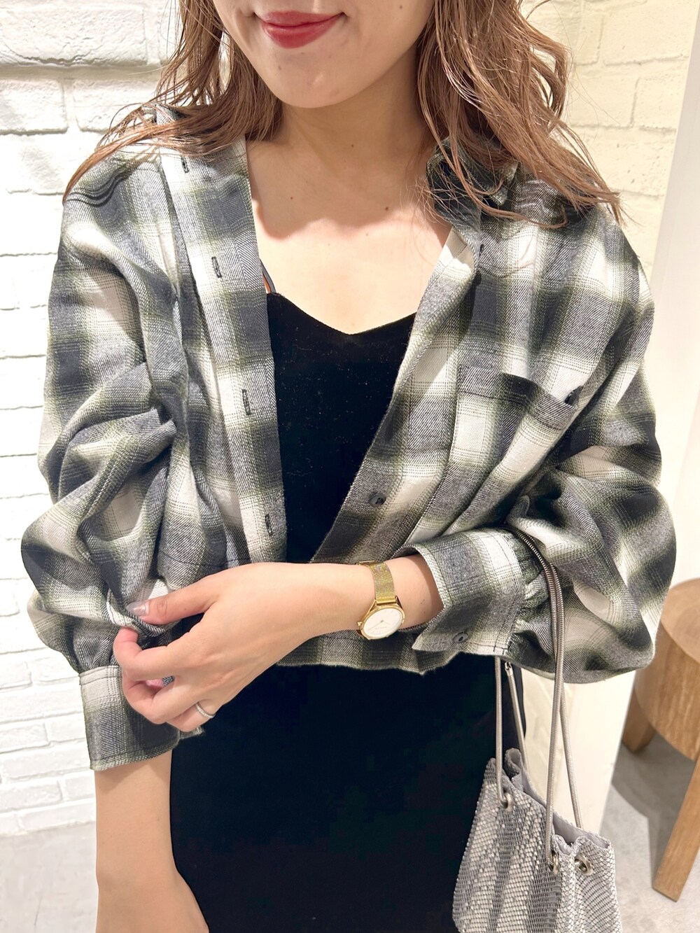 ブラック系のワンピース、シルバー系のショルダーバッグ、グリーン系のシャツ/ブラウスを着用したレディースの秋コーディネートの2枚目の写真