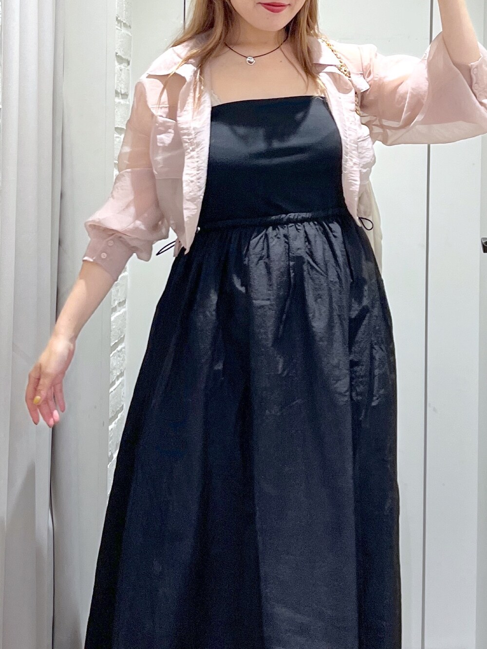 ブラック系のワンピース、ホワイト系のトートバッグ、ピンク系のシャツ/ブラウスを着用したレディースの夏コーディネートの9枚目の写真