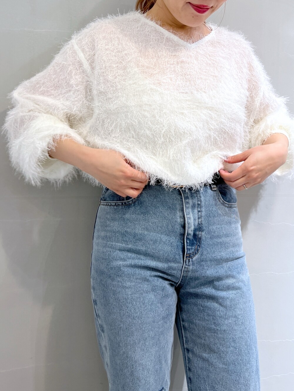 ブルー系のデニムパンツ、ホワイト系のシャツ/ブラウス、シルバー系のショルダーバッグを着用したレディースの春コーディネートの10枚目の写真