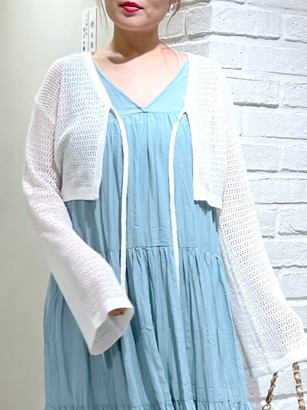 ホワイト系のカーディガン/ボレロ、グリーン系のワンピース、グレー系のサンダルを着用したレディースの夏コーディネートの7枚目の写真