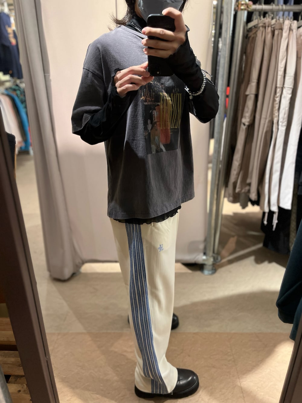 グレー系のTシャツ/カットソー、ベージュ系のその他パンツ、ブラック系のTシャツ/カットソーを着用したメンズの春コーディネートの3枚目の写真