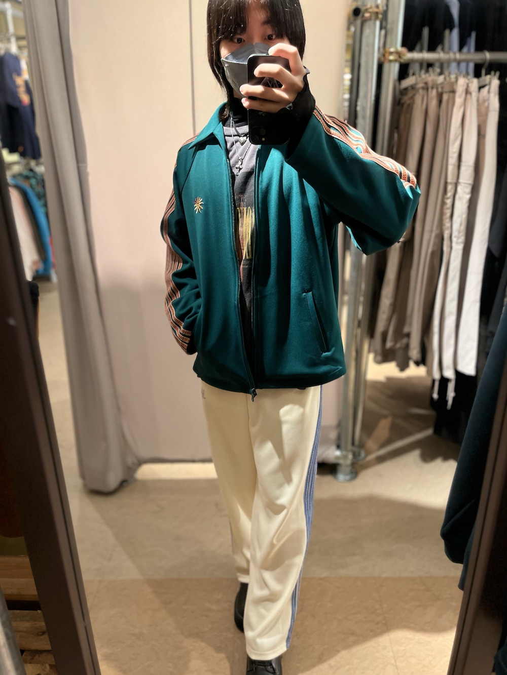 グレー系のTシャツ/カットソー、ベージュ系のその他パンツ、ブラック系のTシャツ/カットソーを着用したメンズの春コーディネートの2枚目の写真