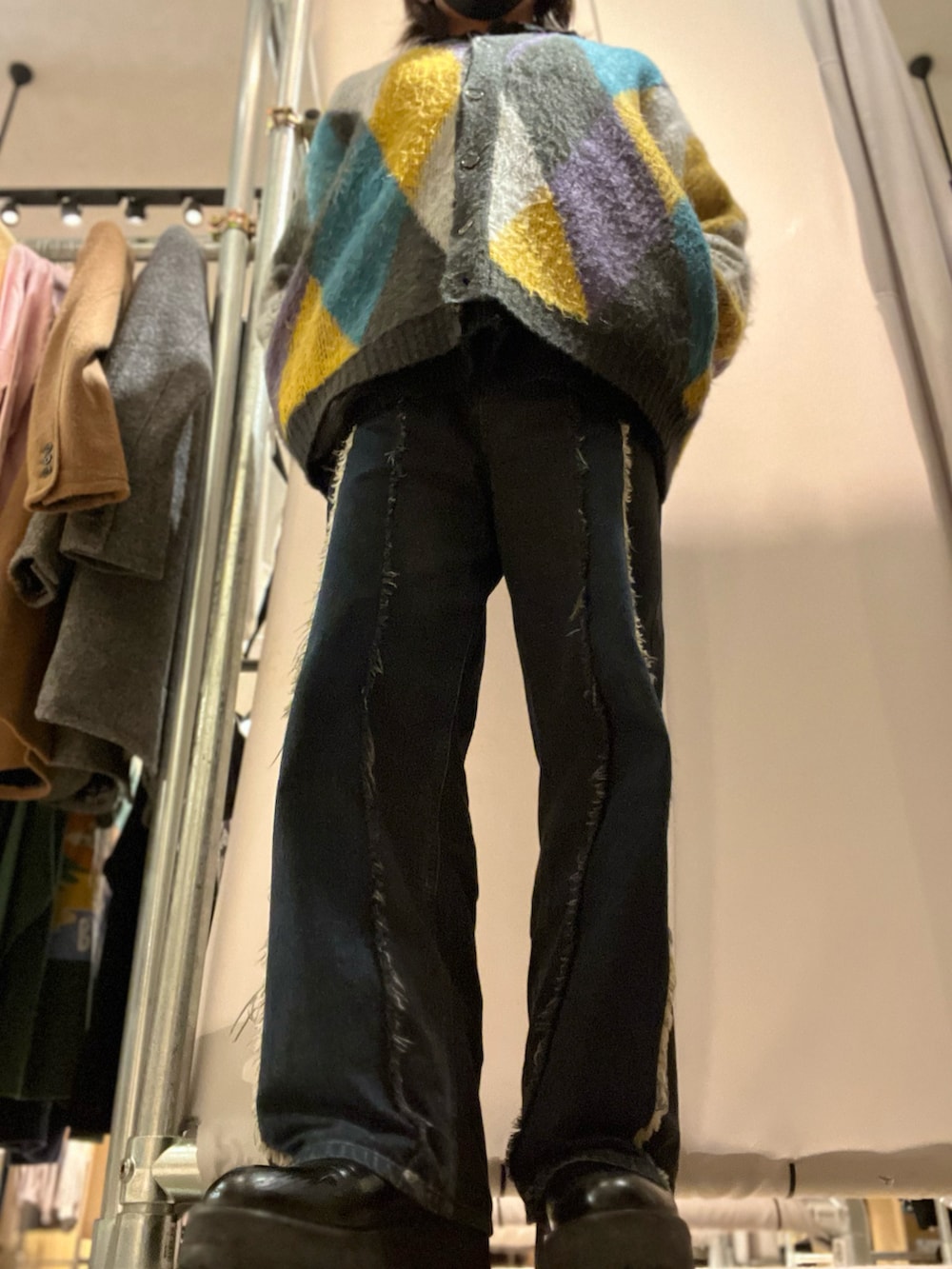 ブラック系のデニムパンツ、グレー系のカーディガン/ボレロを着用したメンズの春コーディネートの2枚目の写真