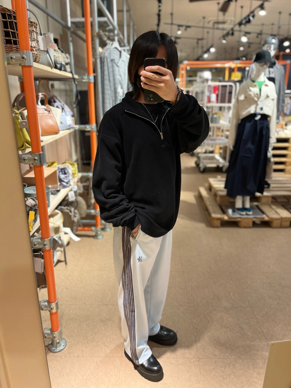 ブルー系のその他パンツ、ベージュ系のカーディガン/ボレロ、ホワイト系のシャツ/ブラウスを着用したメンズの春コーディネートの2枚目の写真