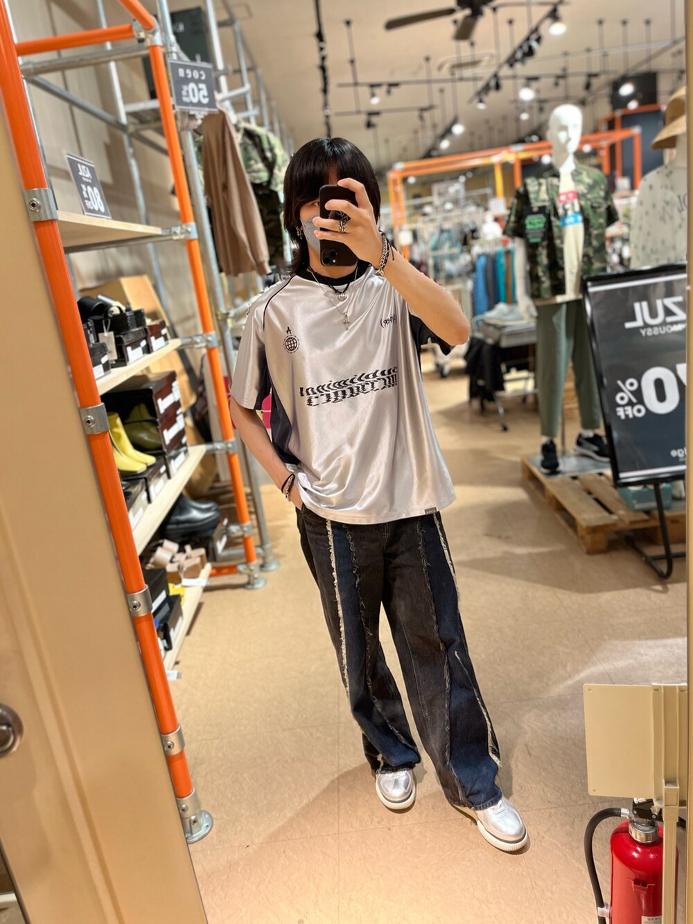 ブラック系のデニムパンツ、シルバー系のスニーカー、シルバー系のTシャツ/カットソーを着用したメンズの春コーディネートの2枚目の写真