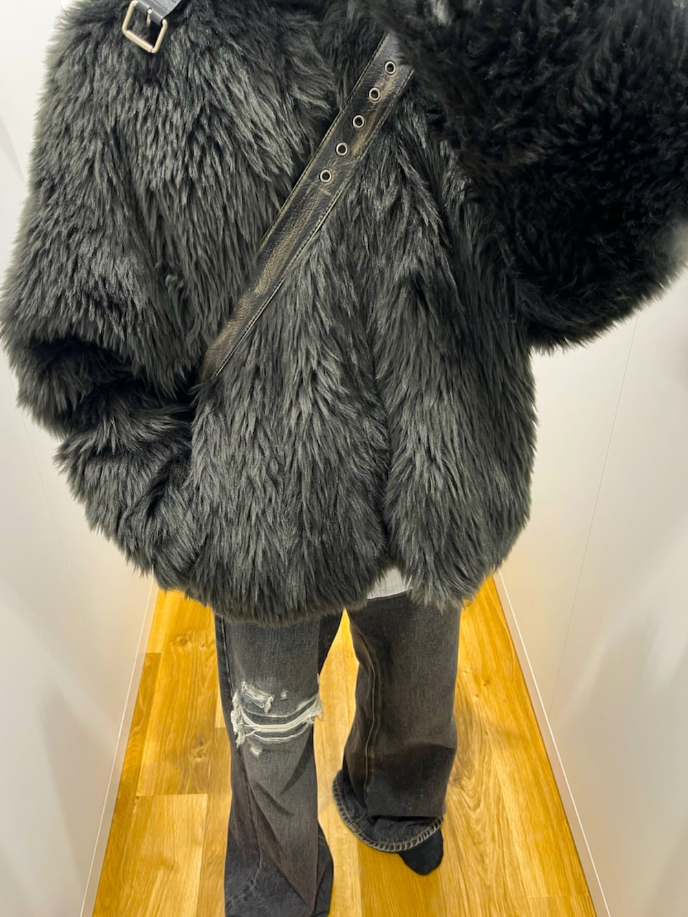 ブラック系のショルダーバッグ、ブラック系のその他アウター、ブラック系のデニムパンツを着用したメンズの秋コーディネートの2枚目の写真