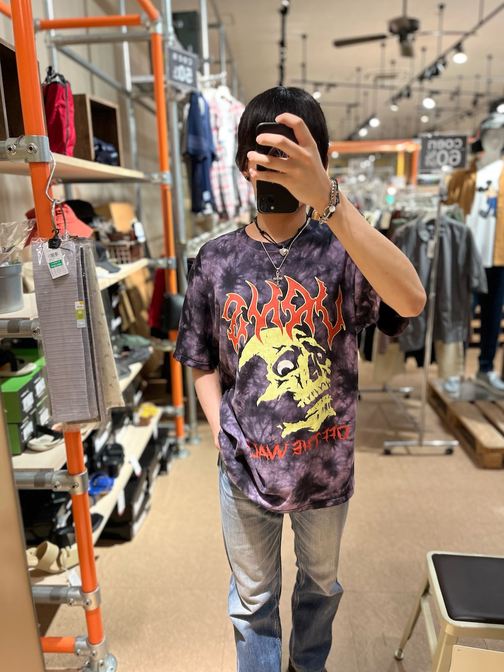 ブルー系のデニムパンツ、パープル系のTシャツ/カットソー、シルバー系のチャームを着用したメンズの春コーディネートの2枚目の写真