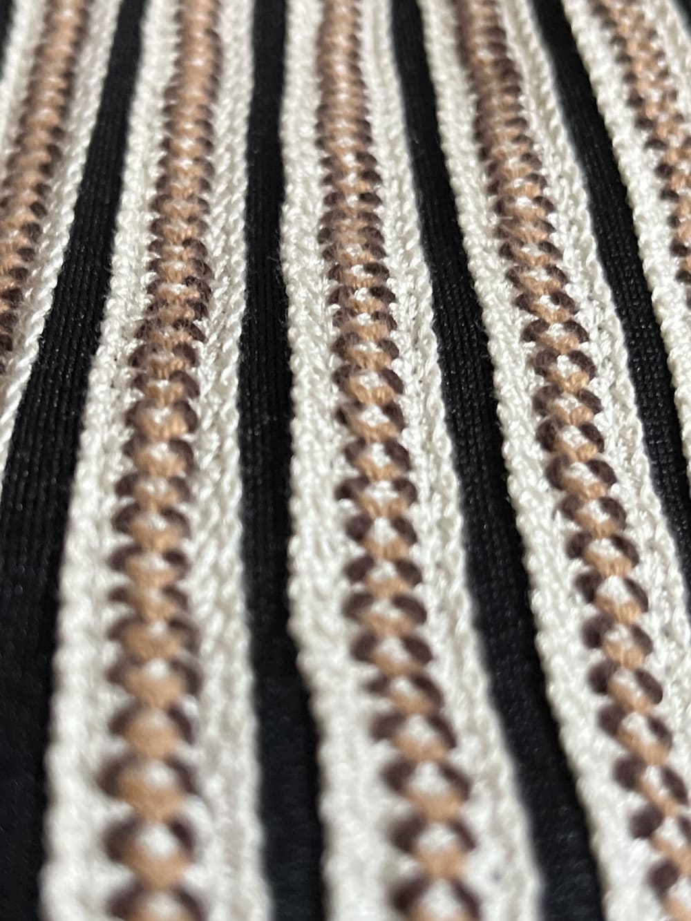 ブラック系のその他パンツ、ブラック系のジャージ、ブラック系のショルダーバッグを着用したメンズの春コーディネートの3枚目の写真