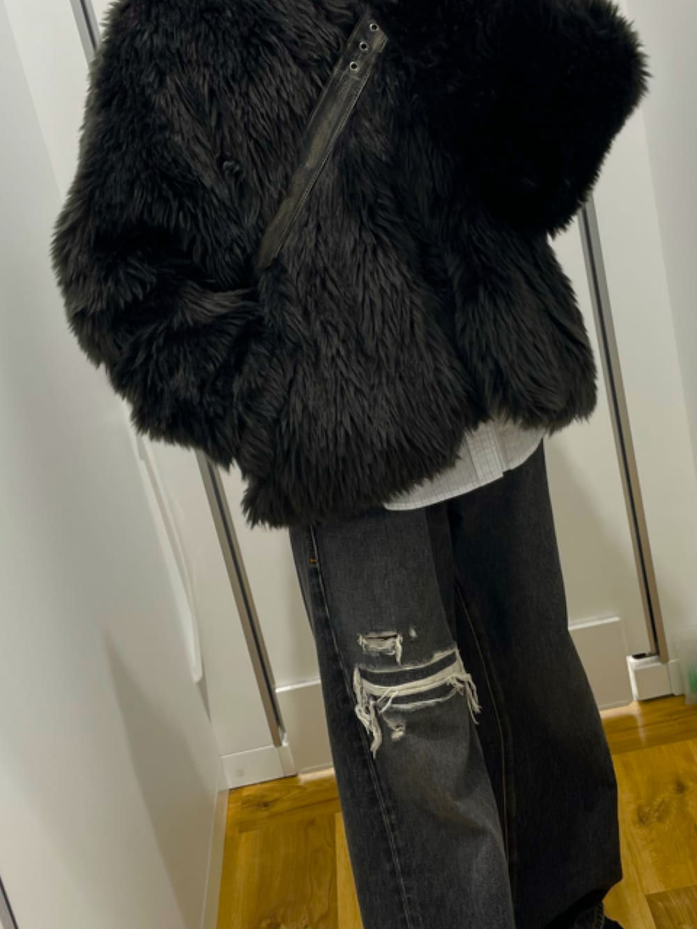 ブラック系のショルダーバッグ、ブラック系のその他アウター、ブラック系のデニムパンツを着用したメンズの秋コーディネートの3枚目の写真