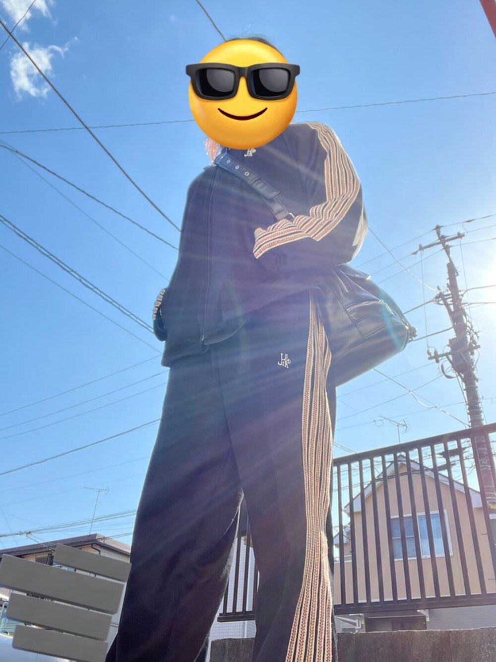 ブラック系のその他パンツ、ブラック系のジャージ、ブラック系のショルダーバッグを着用したメンズの春コーディネートの2枚目の写真