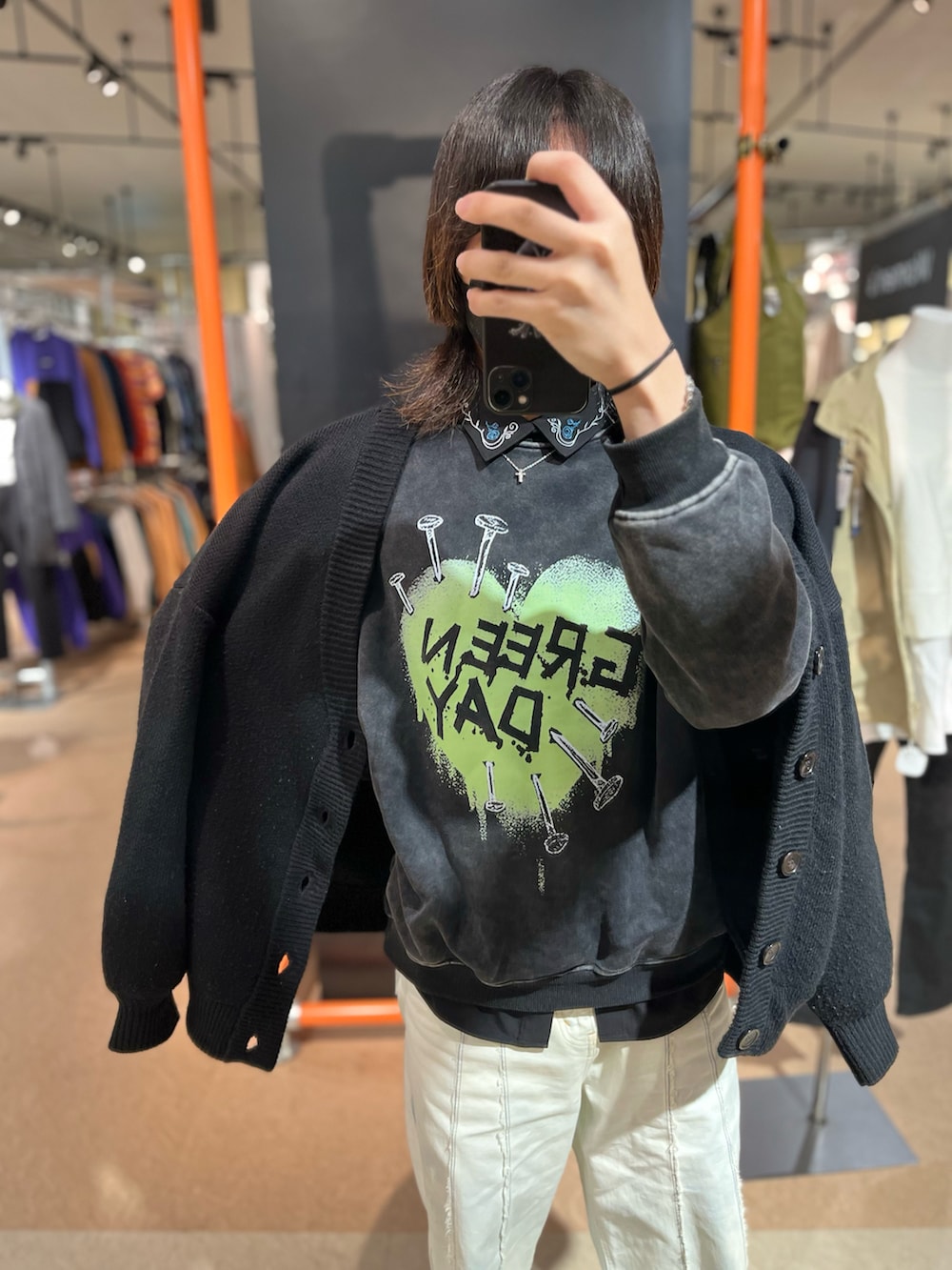 ブルー系のデニムパンツ、ブラック系のブーツ、ブラック系のシャツ/ブラウスを着用したメンズの春コーディネートの2枚目の写真