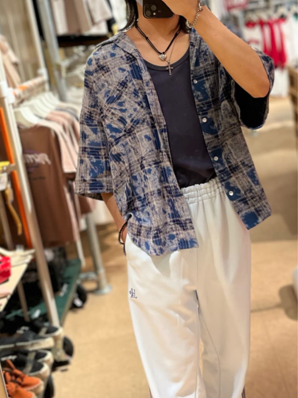 ブルー系のシャツ/ブラウス、ブルー系のその他パンツを着用したメンズの夏コーディネートの2枚目の写真