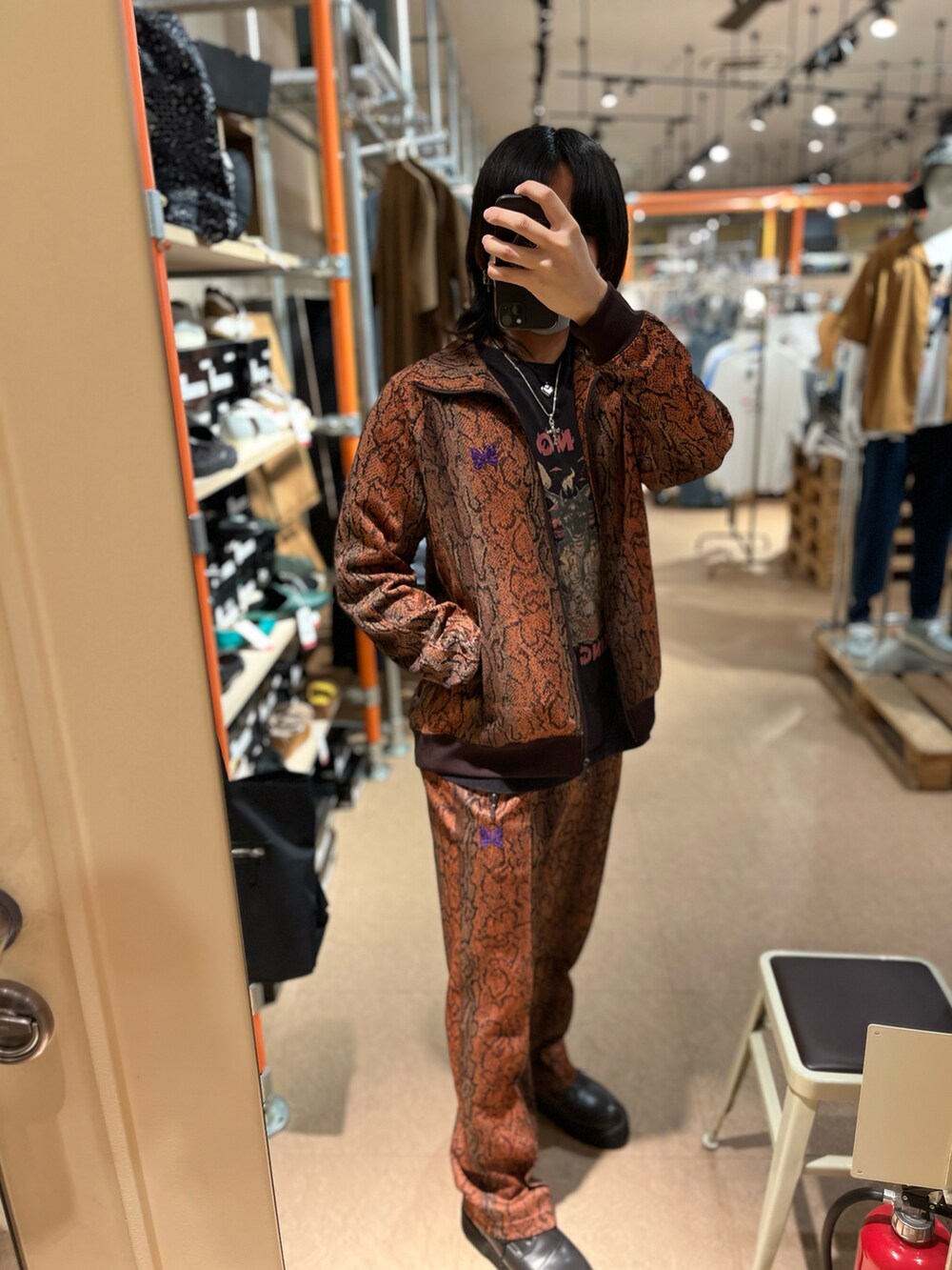 その他のジャージ、その他のジャージ、ブラック系のTシャツ/カットソーを着用したメンズの春コーディネートの2枚目の写真