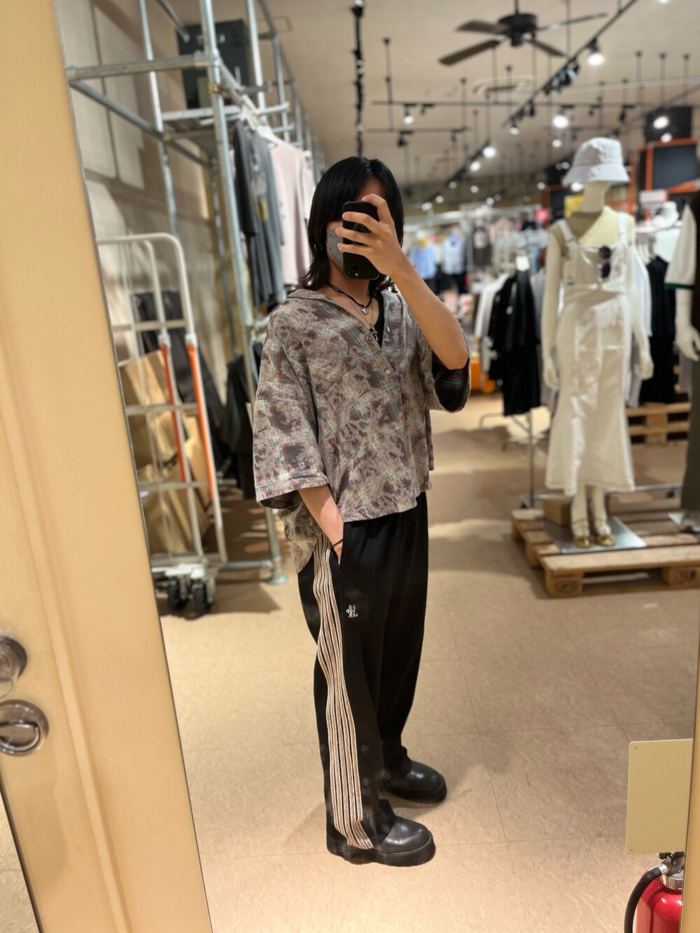 ブラック系のその他パンツ、その他のシャツ/ブラウス、シルバー系のチャームを着用したメンズの夏コーディネートの2枚目の写真