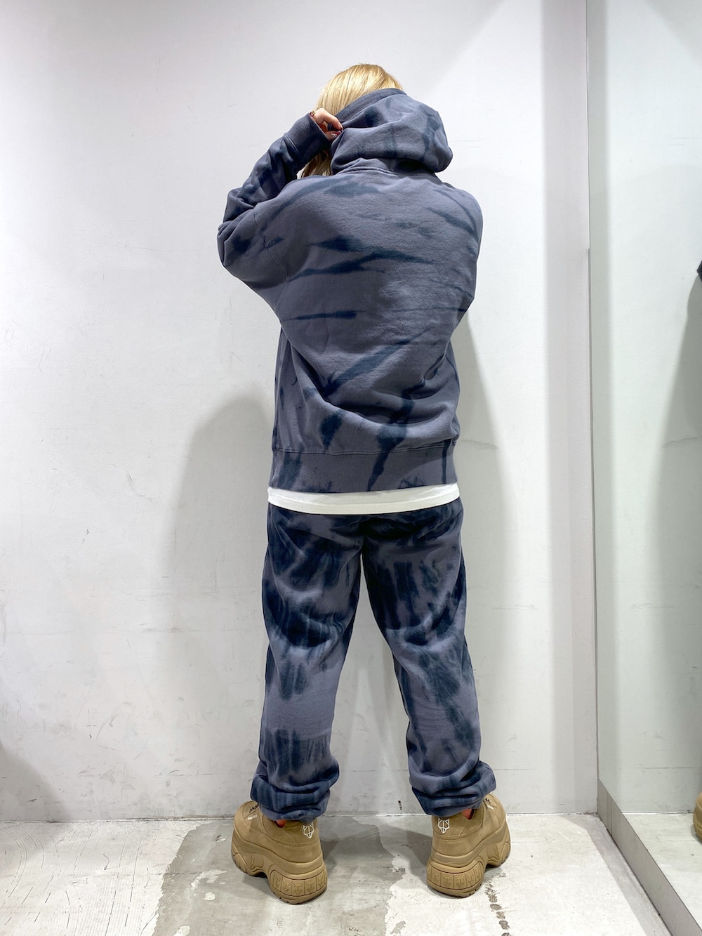 ブラック系のパーカー、ブラック系のスウェットパンツ、ブラック系のTシャツ/カットソーを着用したレディースの冬コーディネートの2枚目の写真