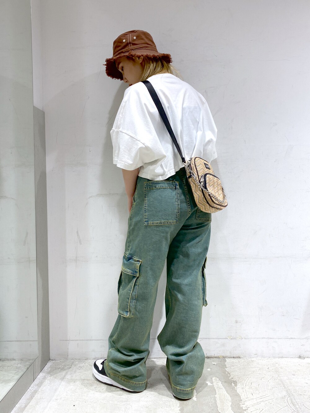 ホワイト系のTシャツ/カットソー、ブルー系のカーゴパンツ、ベージュ系のショルダーバッグを着用したレディースの夏コーディネートの3枚目の写真