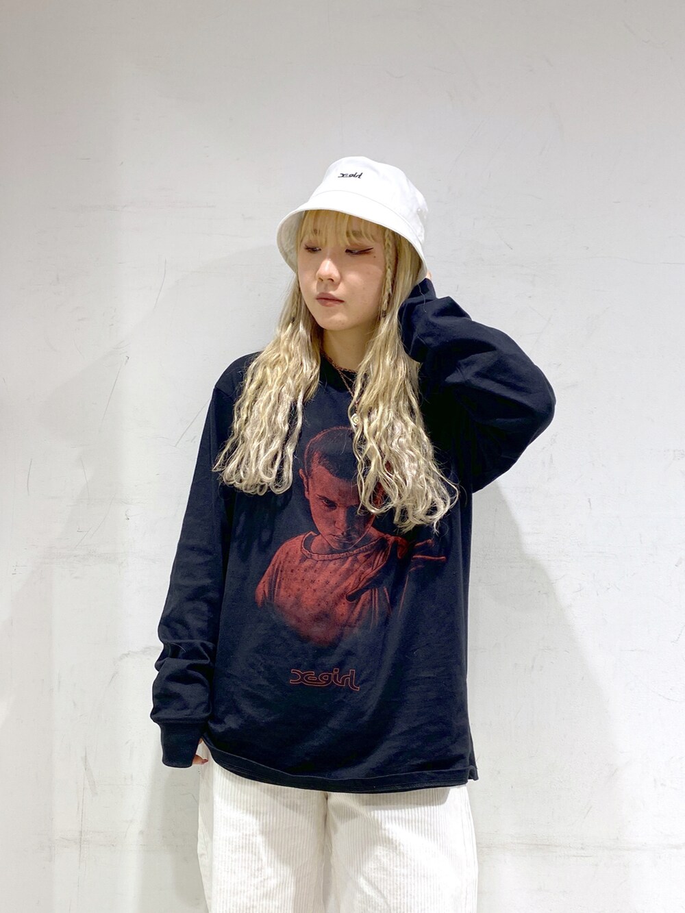 ブラック系のTシャツ/カットソー、ホワイト系のその他パンツ、ホワイト系のハットを着用したレディースの冬コーディネートの3枚目の写真