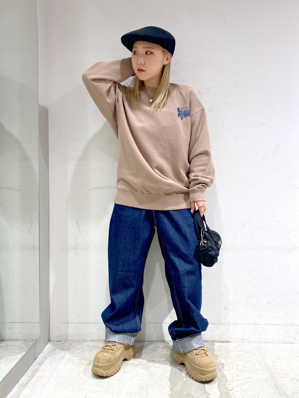 ベージュ系のスウェット、ブルー系のつなぎ/オールインワンを着用したレディースの春コーディネートの2枚目の写真