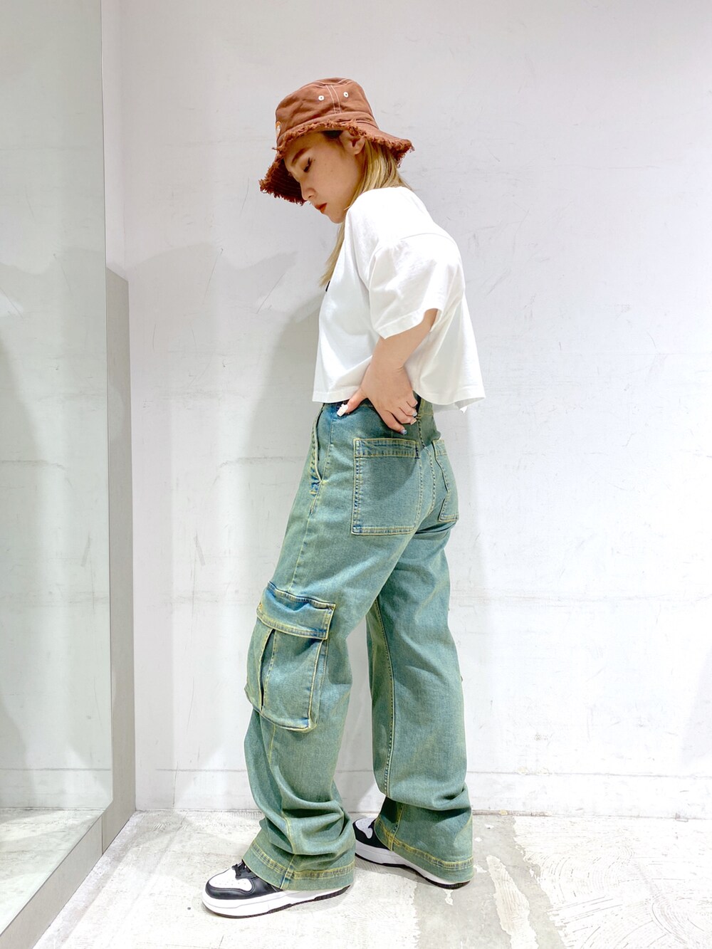 ホワイト系のTシャツ/カットソー、ブルー系のカーゴパンツ、ベージュ系のショルダーバッグを着用したレディースの夏コーディネートの2枚目の写真