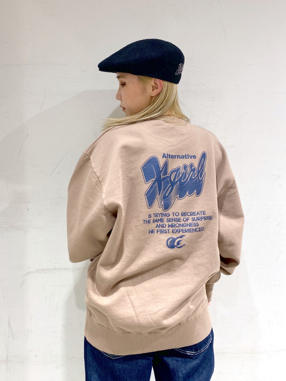 ベージュ系のスウェット、ブルー系のつなぎ/オールインワンを着用したレディースの春コーディネートの3枚目の写真